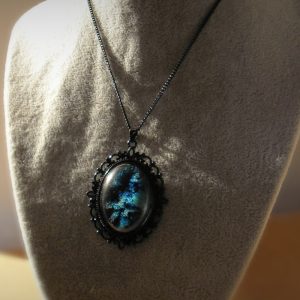 Colliers pendentifs résine Noir