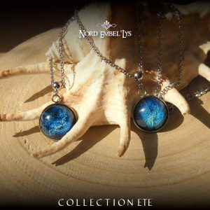 Colliers cabochon résine bleu marin